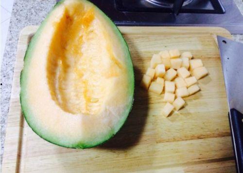 哈密瓜没有勺子怎么吃,哈密瓜的独特食用之道