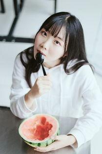 吃瓜少女拍照动作,揭秘吃瓜少女拍照的可爱瞬间