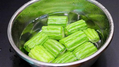 给家人吃瓜,共享美味西瓜，共度欢乐时光