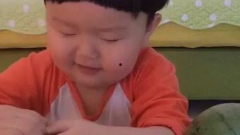 可爱小孩吃瓜视频,童真趣味满满