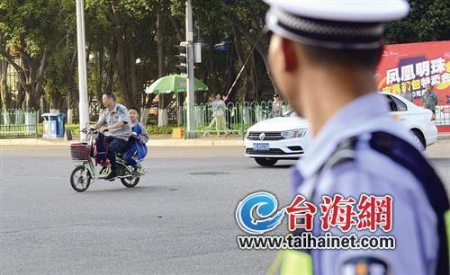 学生骑车逃跑吃瓜,骑车逃逸学生成“吃瓜群众”焦点