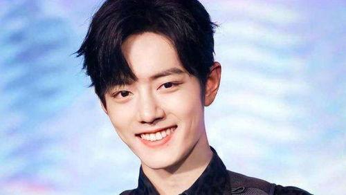 肖肖躺着吃瓜,享受悠闲夏日时光