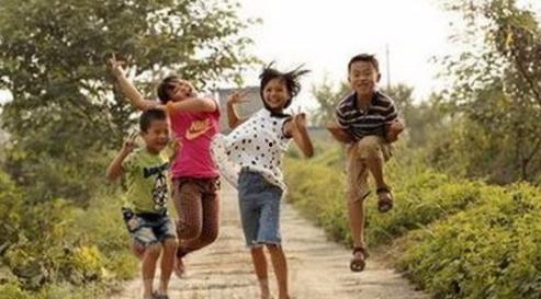 兄妹打架全家吃瓜,全家成“吃瓜群众”