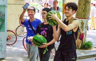 搞笑学校吃瓜,吃瓜群众笑翻天，校园风云再起