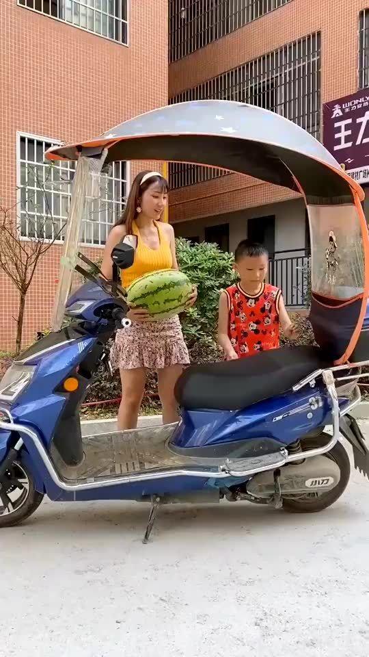 女生摔车吃瓜,围观群众纷纷“吃瓜”