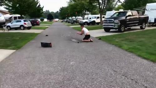 女生摔车吃瓜,围观群众纷纷“吃瓜”