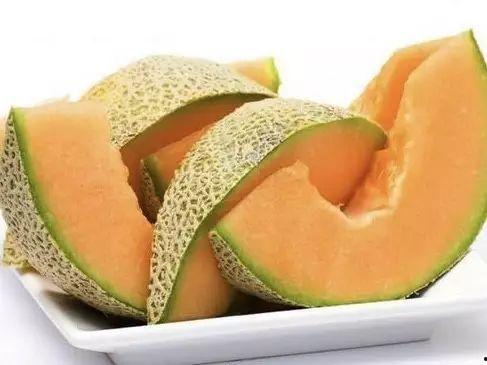 猪吃哈密瓜,田园生活趣味多