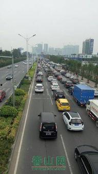 桥下堵车吃瓜,一场别开生面的交通奇观