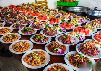 农场宴席吃瓜,瓜果飘香,共享丰收喜悦 第2张 农场宴席吃瓜,瓜果飘香,共享丰收喜悦 第2张