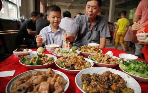 农场宴席吃瓜,瓜果飘香,共享丰收喜悦 第3张 农场宴席吃瓜,瓜果飘香,共享丰收喜悦 第3张