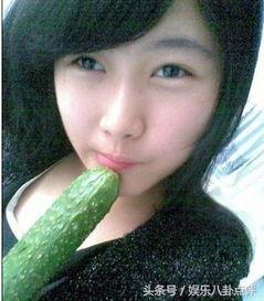 厦门美女吃瓜,夏日街头风情无限